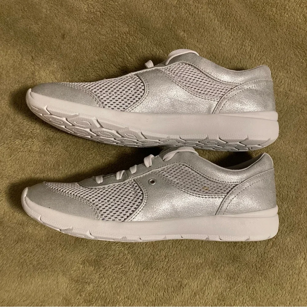 NIB Easy Spirit Gogo Sneaker Size 9M